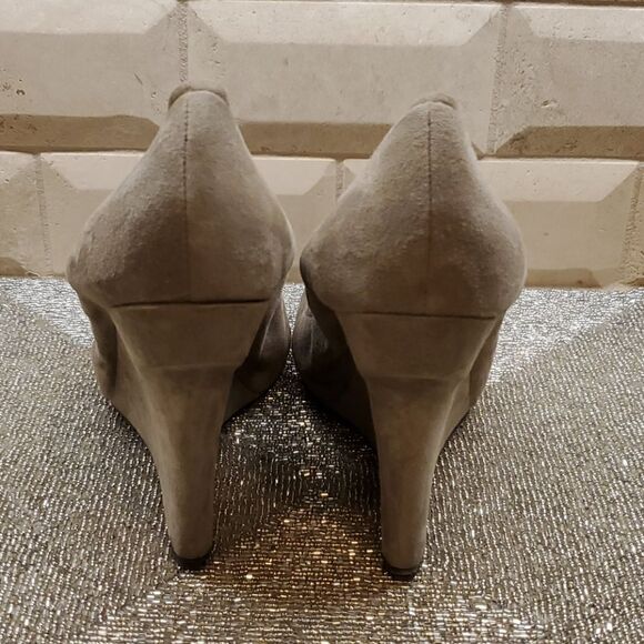 SOLD!!! VERA WANG LAVENDER - Suede Wedges  - Size 9 1/2 - Picture 5 of 7